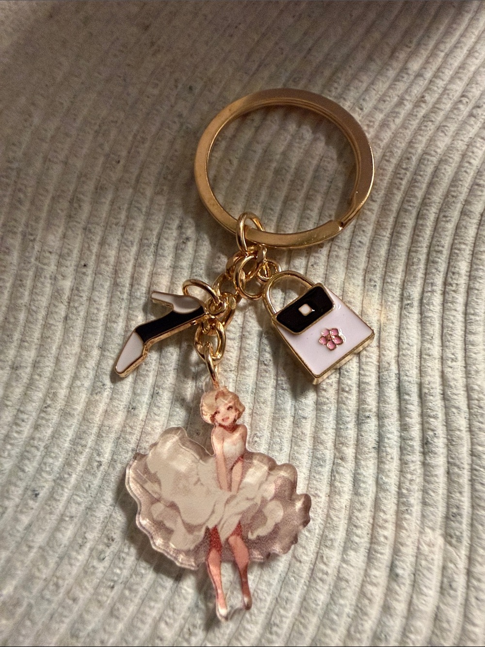👠Gold-Tone Pink & White Marilyn-Inspired Charm Keychain
